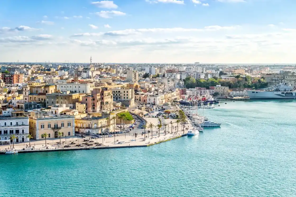Lungomare e porto di Brindisi al tramonto