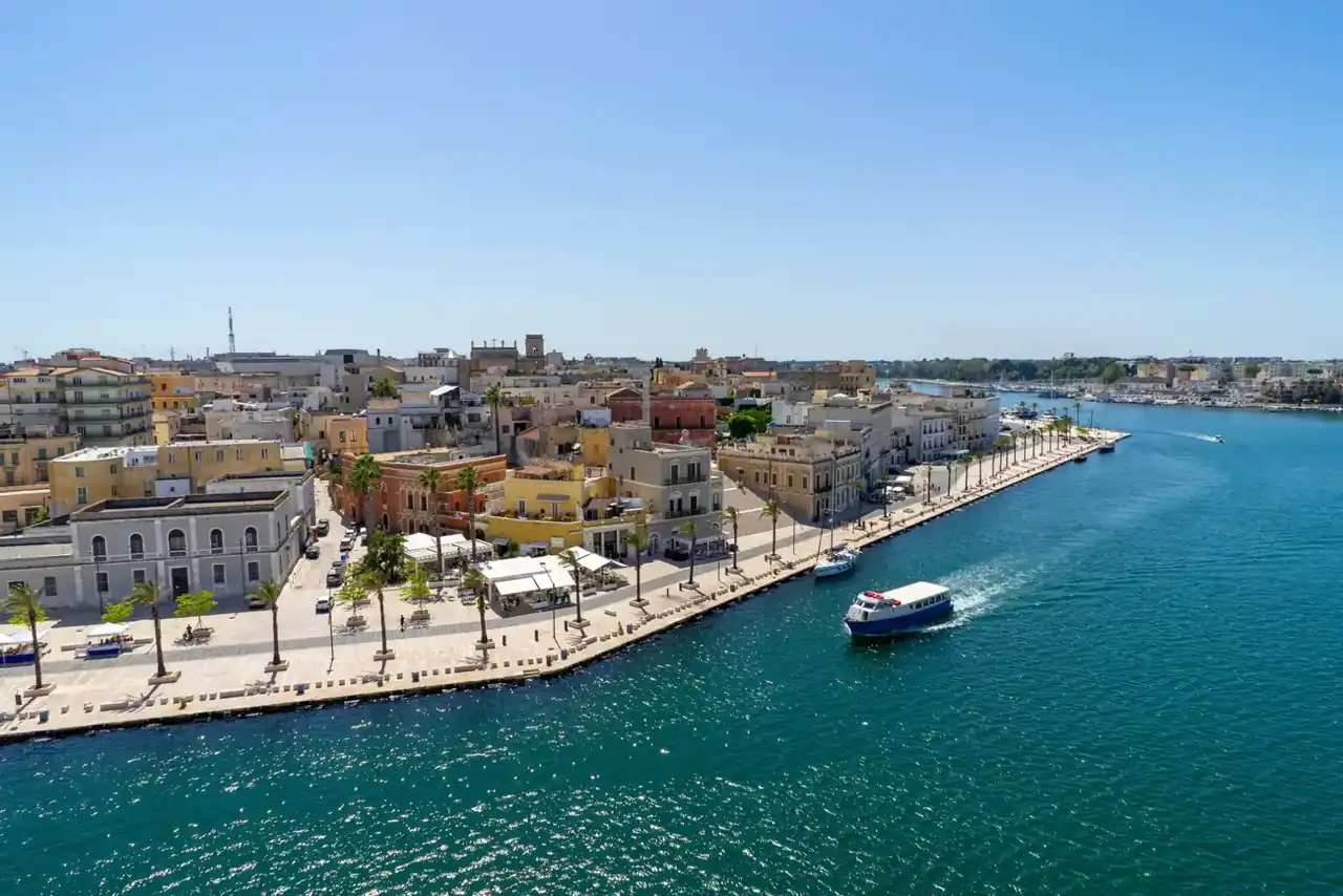 Porto di Brindisi con le imbarcazioni ormeggiate